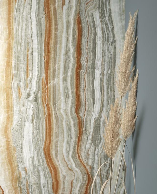 piastrelle in gres porcellanato collezione Onice Fantastico di Del Conca l’effetto marmo e formato 120 x 260 cm con base rossastra e venature di svariati colori piastrelle in gres porcellanato collezione Onice Fantastico di Del Conca l’effetto marmo e formato 120 x 260 cm con base rossastra e venature di svariati colori