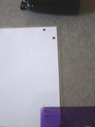 Prendete anche la misura del foro sulla stampa a 3 cm da ogni bordo.