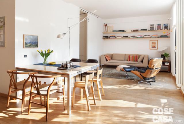 soggiorno, tavolo da pranzo, sedie in legno in stile nordico, zona conversazione, chaise longue, divano, parquet in rovere, lampada orientabile bianca soggiorno, tavolo da pranzo, sedie in legno in stile nordico, zona conversazione, chaise longue, divano, parquet in rovere, lampada orientabile bianca