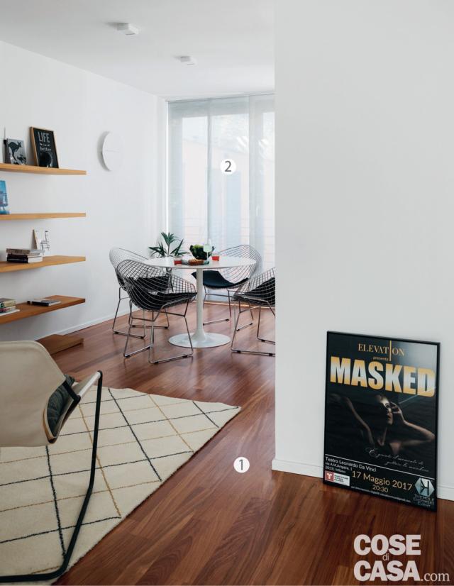 La libreria a giorno in legno appoggiata alla parete funge da elemento di raccordo tra la zona pranzo e l’area relax inquadrata dal tappeto chiaro decorato a losanghe (di Kasthall). Il mobile a ripiani è un prototipo realizzato dal proprietario stesso che ha disegnato anche l’applique circolare in metallo verniciato bianco fissata a muro, sullo stesso lato della stanza. I tendaggi a pannelli che schermano la vetrata sono di Mottura.
1. Teak “biondo” a terra
In fase di ristrutturazione è stato rimosso in tutta la casa (su entrambi i piani) il pavimento ceramico esistente e, una volta allettato il massetto, è stato posato un parquet in teak massello; si tratta di una tipologia di colore chiaro, caldo e tendente al giallo. I listoni sono disposti in modo da rendere le giunzioni quasi invisibili, a formare una superficie continua, resa ancora più omogenea e opaca dalla verniciatura in opera con un prodotto trasparente all’acqua.
2. Tendaggi a pannello
La zona pranzo e la cucina affacciano sul lato opposto rispetto a quello del cavedio dal quale prendono luce gli altri ambienti. L’apertura principale, in corrispondenza del tavolo rotondo, è una grande portafinestra vetrata, schermata da un sistema di tendaggi scorrevoli costituito da pannelli a tutt’altezza, dal soffitto a terra; in tessuto di lino semitrasparente si sovrappongono uno all’altro per l’apertura. La libreria a giorno in legno appoggiata alla parete funge da elemento di raccordo tra la zona pranzo e l’area relax inquadrata dal tappeto chiaro decorato a losanghe (di Kasthall). Il mobile a ripiani è un prototipo realizzato dal proprietario stesso che ha disegnato anche l’applique circolare in metallo verniciato bianco fissata a muro, sullo stesso lato della stanza. I tendaggi a pannelli che schermano la vetrata sono di Mottura.
1. Teak “biondo” a terra
In fase di ristrutturazione è stato rimosso in tutta la casa (su entrambi i piani) il pavimento ceramico esistente e, una volta allettato il massetto, è stato posato un parquet in teak massello; si tratta di una tipologia di colore chiaro, caldo e tendente al giallo. I listoni sono disposti in modo da rendere le giunzioni quasi invisibili, a formare una superficie continua, resa ancora più omogenea e opaca dalla verniciatura in opera con un prodotto trasparente all’acqua.
2. Tendaggi a pannello
La zona pranzo e la cucina affacciano sul lato opposto rispetto a quello del cavedio dal quale prendono luce gli altri ambienti. L’apertura principale, in corrispondenza del tavolo rotondo, è una grande portafinestra vetrata, schermata da un sistema di tendaggi scorrevoli costituito da pannelli a tutt’altezza, dal soffitto a terra; in tessuto di lino semitrasparente si sovrappongono uno all’altro per l’apertura.