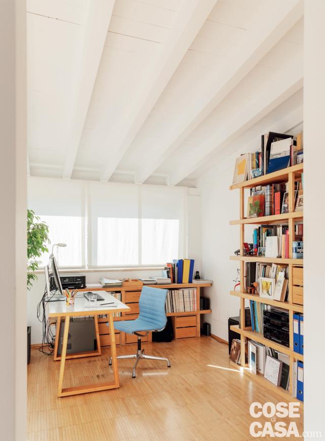 studio, travi a vista verniciate in bianco, finestra a nastro, postazione studio, sedia su ruote, mobili sottofinestra, parquet industriale studio, travi a vista verniciate in bianco, finestra a nastro, postazione studio, sedia su ruote, mobili sottofinestra, parquet industriale