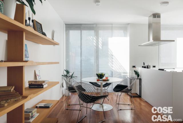 Nell’open space, illuminato da grandi vetrate, la cucina e la zona pranzo occupano spazi adiacenti, separati da un elemento divisorio a penisola. Il tavolo bianco rotondo con basamento centrale, perfetto per lo spazio di forma allungata, e le sedie con sedute rivestite da cuscini e schienale avvolgente in rete metallica si ispirano a modelli di design anni ’50. Nell’open space, illuminato da grandi vetrate, la cucina e la zona pranzo occupano spazi adiacenti, separati da un elemento divisorio a penisola. Il tavolo bianco rotondo con basamento centrale, perfetto per lo spazio di forma allungata, e le sedie con sedute rivestite da cuscini e schienale avvolgente in rete metallica si ispirano a modelli di design anni ’50.