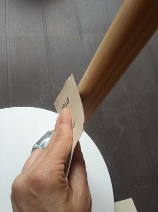 Carteggiate le gambe del tavolo con la carta vetrata n. 180 e pulite con un panno umido. Carteggiate le gambe del tavolo con la carta vetrata n. 180 e pulite con un panno umido.