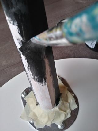 Dipingete le gambe con il colore acrilico nero non diluito. Dipingete le gambe con il colore acrilico nero non diluito.