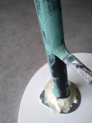 Passate il colore con pennellate irregolari. Passate il colore con pennellate irregolari.