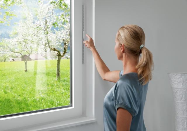 Il sistema di ventilazione I-tec di Internorm si può regolare da tablet o smartphone attraverso la app I-tec SmartWindow. In sintesi, si tratta di un sistema che provvede al ricambio d’aria negli interni in modo confortevole e risparmiando energia; dotata di uno scambiatore di calore ad elevata efficienza, la ventilazione I-tec permette un recupero del calore fino al 93%, riducendo al minimo le perdite di energia dovute all’aerazione. L’aria calda espulsa dal locale viene impiegata per riscaldare l’aria fresca immessa dall’esterno arieggiando così l’ambiente senza aprire le finestre. Il sistema dispone anche di una modalità automatica con cui la ventilazione rileva costantemente la temperatura e l’umidità dell’aria nell’ambiente e regola automaticamente il ricambio d’aria. www.internorm.com Il sistema di ventilazione I-tec di Internorm si può regolare da tablet o smartphone attraverso la app I-tec SmartWindow. In sintesi, si tratta di un sistema che provvede al ricambio d’aria negli interni in modo confortevole e risparmiando energia; dotata di uno scambiatore di calore ad elevata efficienza, la ventilazione I-tec permette un recupero del calore fino al 93%, riducendo al minimo le perdite di energia dovute all’aerazione. L’aria calda espulsa dal locale viene impiegata per riscaldare l’aria fresca immessa dall’esterno arieggiando così l’ambiente senza aprire le finestre. Il sistema dispone anche di una modalità automatica con cui la ventilazione rileva costantemente la temperatura e l’umidità dell’aria nell’ambiente e regola automaticamente il ricambio d’aria. www.internorm.com