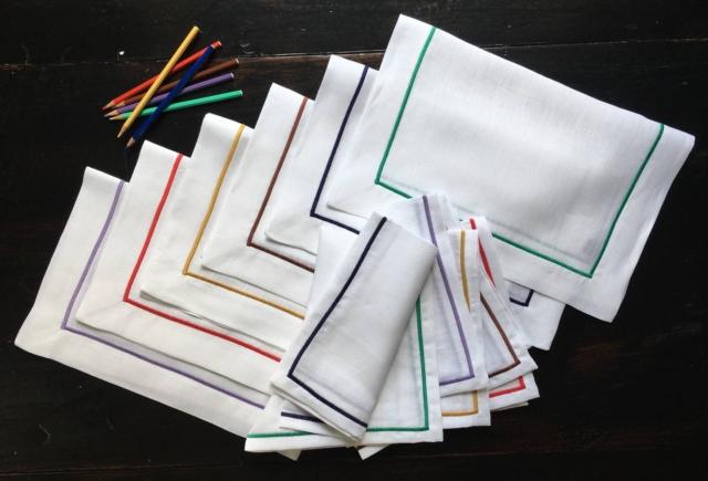 Servizio di tovagliette americane della collezione Jackie di MarinaC in puro lino bianco ottico, delineato da un “cordonetto” a contrasto colorato Servizio di tovagliette americane della collezione Jackie di MarinaC in puro lino bianco ottico, delineato da un “cordonetto” a contrasto colorato