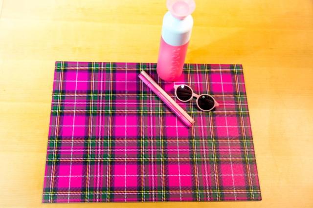 Tovaglietta Scot di Myfrienddesign (Moroni Gomma) con texture scozzese, su materiale plastico Tovaglietta Scot di Myfrienddesign (Moroni Gomma) con texture scozzese, su materiale plastico