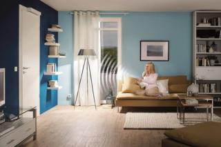 La porta in metallo si può aprire in modo automatico grazie a PortaMatic di Hörmann, dispositivo di motorizzazione che funziona con telecomando o radiotastiera. Prezzo 512 euro escluso sopralluogo, montaggio, smontaggio e smaltimento. Prezzo su richiesta. www.hormann.it