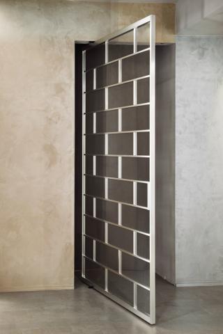 Porta a bilico Planus Sei Lacunaria di TRE-P&TRE-Più con profili in alluminio finitura acciaio spazzolato e anta in vetro stratificato Porta a bilico Planus Sei Lacunaria di TRE-P&TRE-Più con profili in alluminio finitura acciaio spazzolato e anta in vetro stratificato