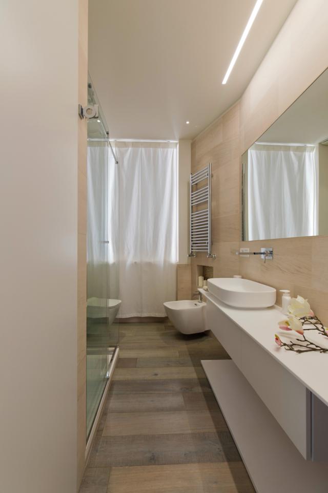 interno del bagno di 5,5 mq risolto con tinte neutre interno del bagno di 5,5 mq risolto con tinte neutre