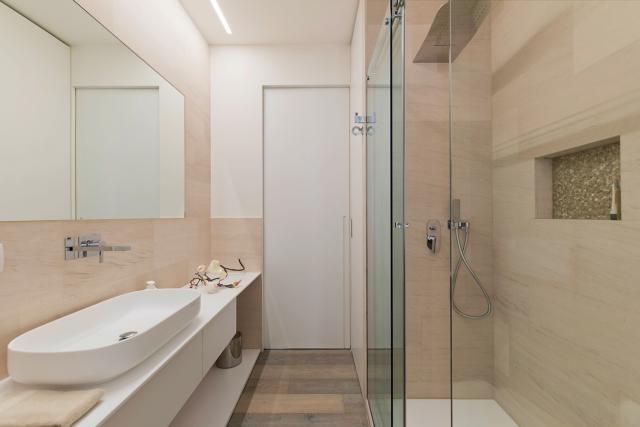 zona lavabo e doccia nel bagno di 5,5 mq zona lavabo e doccia nel bagno di 5,5 mq