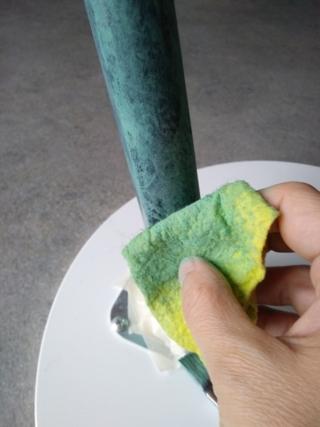 Tamponate subito con il panno umido lasciando affiorare un po’ di nero del fondo. Tamponate subito con il panno umido lasciando affiorare un po’ di nero del fondo.