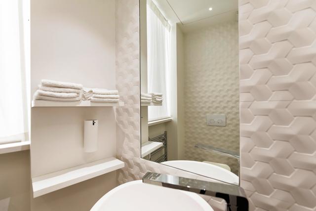 zona lavabo nel bagno a tinte neutre di 3,5 mq zona lavabo nel bagno a tinte neutre di 3,5 mq