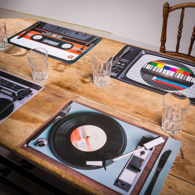 Set composto da 4 tovagliette Retrò di Troppotogo, in plastica con soggetti diversi Set composto da 4 tovagliette Retrò di Troppotogo, in plastica con soggetti diversi