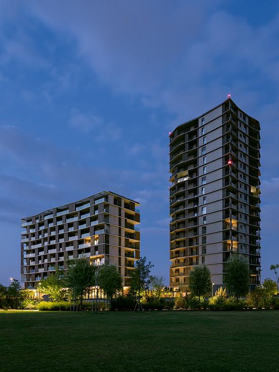 Edificio urbano illuminato con spazio verde Edificio urbano illuminato con spazio verde