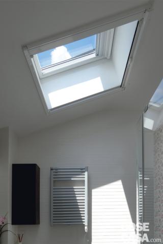 Il bagno della mansarda prende luce dal lucernario aperto nel sottotetto Il bagno della mansarda prende luce dal lucernario aperto nel sottotetto