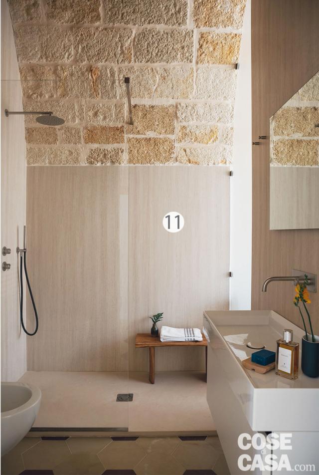 bagno, doccia in muratura, soffione, mobile lavabo sospeso, specchio, rubinetto a parete, sanitari, volta a botte in tufo bagno, doccia in muratura, soffione, mobile lavabo sospeso, specchio, rubinetto a parete, sanitari, volta a botte in tufo