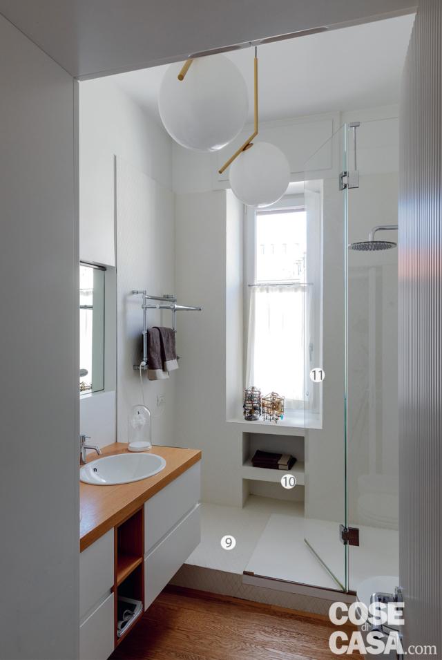 bagno, mobile sospeso con lavabo incassato, gradino, box doccia in muratura, ante vetrate, finestra, davanzale, nicchia, soffione a parete, lampada a sospensione di design, pavimento in parquet bagno, mobile sospeso con lavabo incassato, gradino, box doccia in muratura, ante vetrate, finestra, davanzale, nicchia, soffione a parete, lampada a sospensione di design, pavimento in parquet