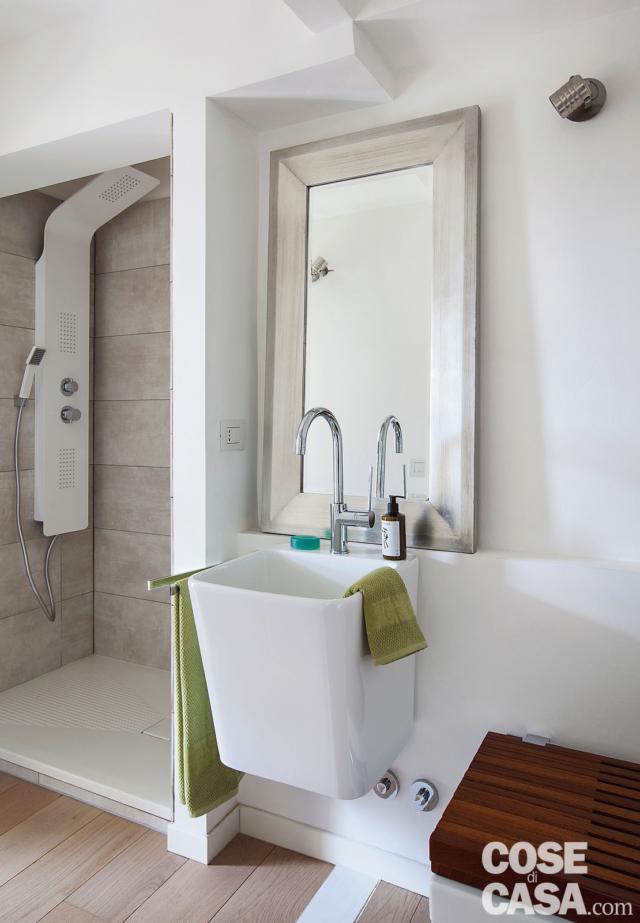 bagno al piano superiore sul soppalco passerella della casa di 88 mq bagno al piano superiore sul soppalco passerella della casa di 88 mq