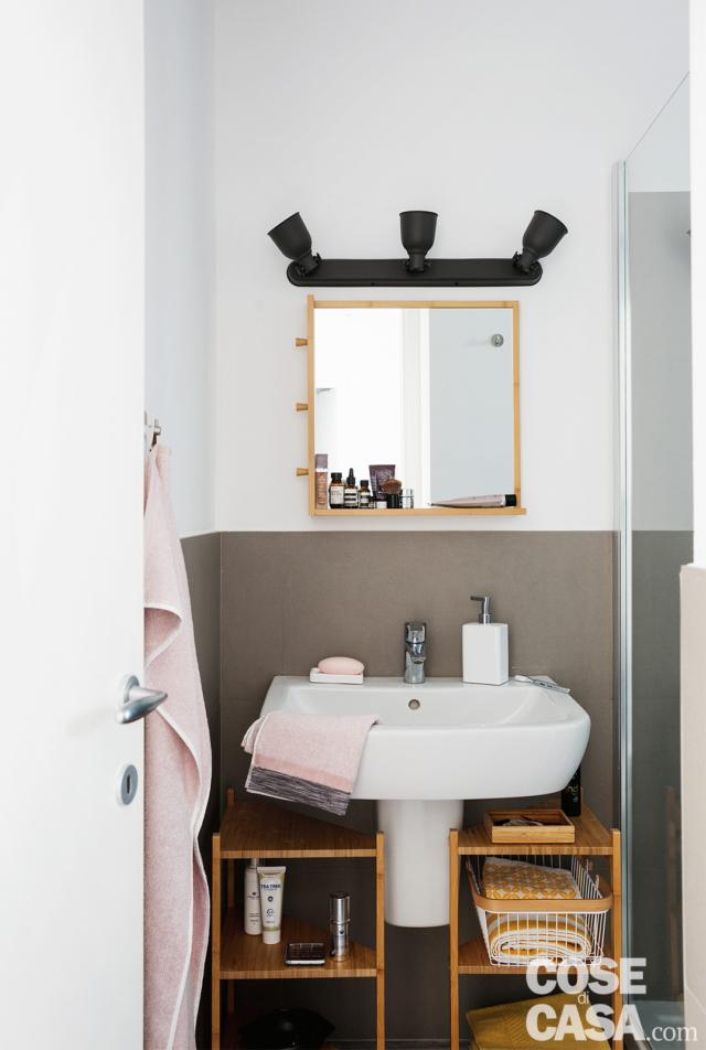 bagno, lavabo sospeso, mobili bassi in legno, parete grigia, specchio, faretti neri, box doccia bagno, lavabo sospeso, mobili bassi in legno, parete grigia, specchio, faretti neri, box doccia