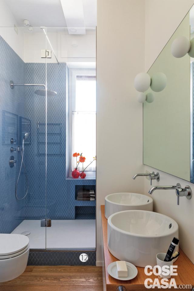 bagno azzurro, pareti decorate, box doccia in muratura, gradino, finestra, lavabi da appoggio tondi, piano in legno, specchiera, applique sferiche, rubinetti a parete, sanitari, pavimento in parquet bagno azzurro, pareti decorate, box doccia in muratura, gradino, finestra, lavabi da appoggio tondi, piano in legno, specchiera, applique sferiche, rubinetti a parete, sanitari, pavimento in parquet