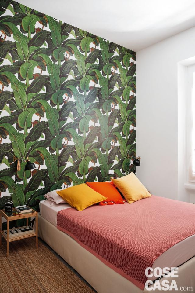 camera matrimoniale, carta da parati jungle, letto tessile con contenitore, copriletto rosa, cuscini tinta unita, comodino in legno, tappeto camera matrimoniale, carta da parati jungle, letto tessile con contenitore, copriletto rosa, cuscini tinta unita, comodino in legno, tappeto