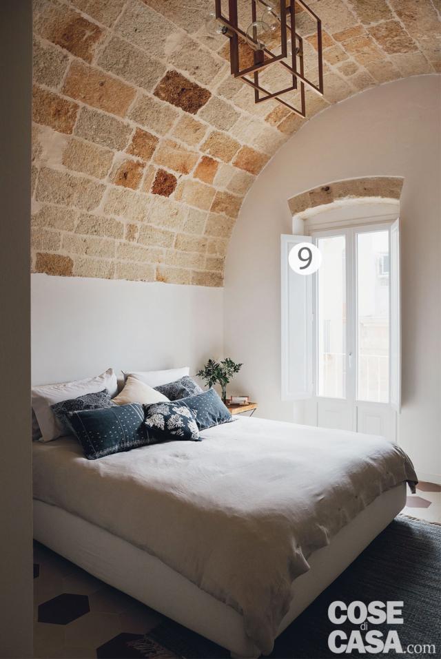 camera matrimoniale della casa al mare, volta a botte, letto, cuscini, lampadario in ferro, finestra, scuri camera matrimoniale della casa al mare, volta a botte, letto, cuscini, lampadario in ferro, finestra, scuri