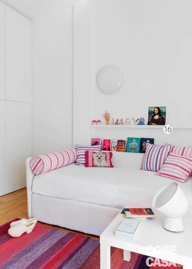 cameretta rosa, divano trasformabile, tappeto fucsia a righe, tavolino, lampada da appoggio, ripiano, applique cameretta rosa, divano trasformabile, tappeto fucsia a righe, tavolino, lampada da appoggio, ripiano, applique