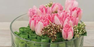 Il centrotavola con i tulipani rosa