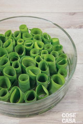 inserire le foglie arrotolate nel contenitore con acqua inserire le foglie arrotolate nel contenitore con acqua