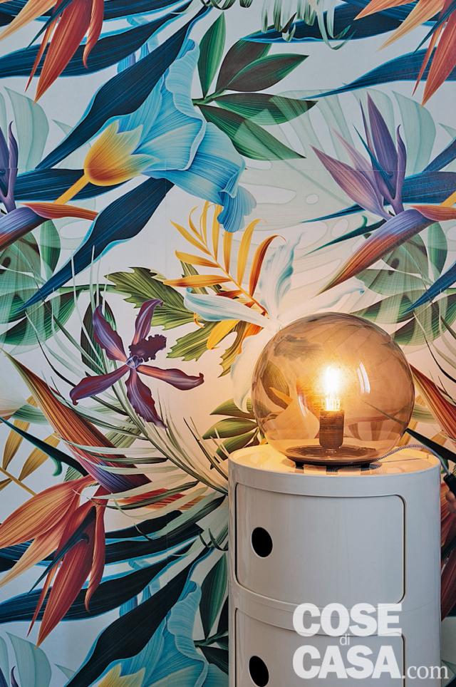 dettaglio, carta da parati tropicale, comodino-contenitore bianco, lampada sferica fumé dettaglio, carta da parati tropicale, comodino-contenitore bianco, lampada sferica fumé