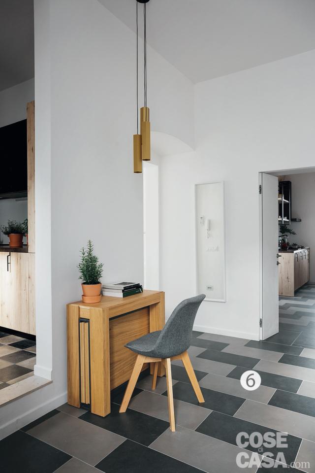 corridoio, postazione studio, consolle in legno, lampade a sospensione tubolari, porta della cucina, porta della dépendance, pavimento a scacchi corridoio, postazione studio, consolle in legno, lampade a sospensione tubolari, porta della cucina, porta della dépendance, pavimento a scacchi