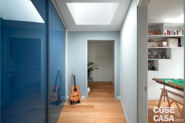 Corridoio che porta al soggiorno parquet armadio a muro finestra tetti piani Corridoio che porta al soggiorno parquet armadio a muro finestra tetti piani