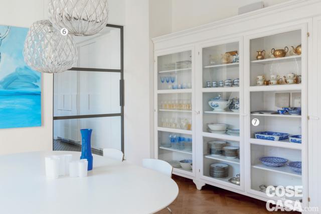 credenza, porta vetrata scorrevole, zona pranzo, tavolo bianco, sospensioni in lamiera di ferro, quadro, pavimento in parquet credenza, porta vetrata scorrevole, zona pranzo, tavolo bianco, sospensioni in lamiera di ferro, quadro, pavimento in parquet