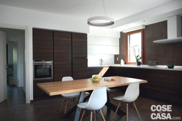 cucina a vista angolare con tavolo al centro cucina a vista angolare con tavolo al centro