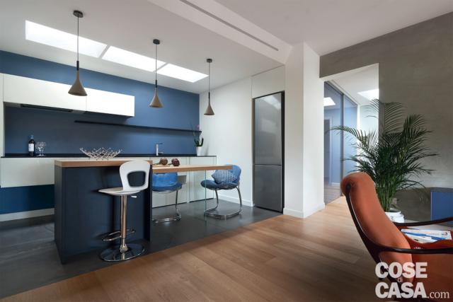 Cucina a vista sul soggiorno con banco snack illuminata da finestre per tetti piani Cucina a vista sul soggiorno con banco snack illuminata da finestre per tetti piani