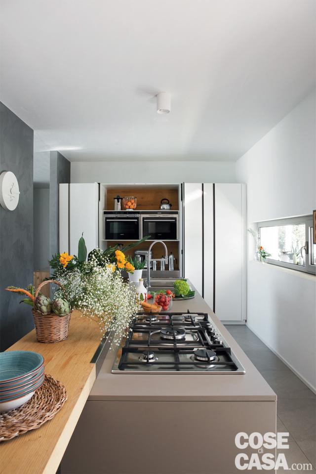 cucina, bancone a isola, piano in legno, piano cottura a gas, zona lavaggio, finestra a nastro, office con dispensa e colonne forno, faretti cucina, bancone a isola, piano in legno, piano cottura a gas, zona lavaggio, finestra a nastro, office con dispensa e colonne forno, faretti