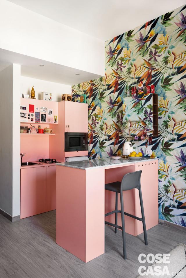 zona cottura, bancone, mini composizione a parete, finiture in rosa, sgabello, colonna forno, piano cottura, lavello, carta da parati tropicale zona cottura, bancone, mini composizione a parete, finiture in rosa, sgabello, colonna forno, piano cottura, lavello, carta da parati tropicale