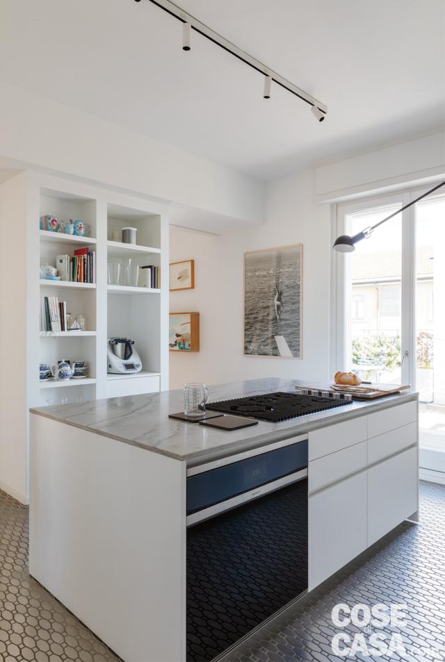 cucina, isola multifunzione, barra a led a soffitto, piano cottura a fas, forno, cassetti, credenza, portafinestra, pavimento in lamiera cucina, isola multifunzione, barra a led a soffitto, piano cottura a fas, forno, cassetti, credenza, portafinestra, pavimento in lamiera