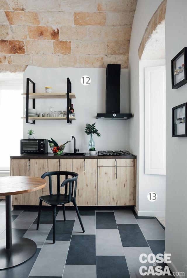dépendance, angolo cottura, basi con frontali in legno grezzo, cappa, forno a microonde, pensile a giorno, pavimento a scacchi, tavolo, sedia nera con schienale avvolgente, soffitto in pietra, finestra dépendance, angolo cottura, basi con frontali in legno grezzo, cappa, forno a microonde, pensile a giorno, pavimento a scacchi, tavolo, sedia nera con schienale avvolgente, soffitto in pietra, finestra