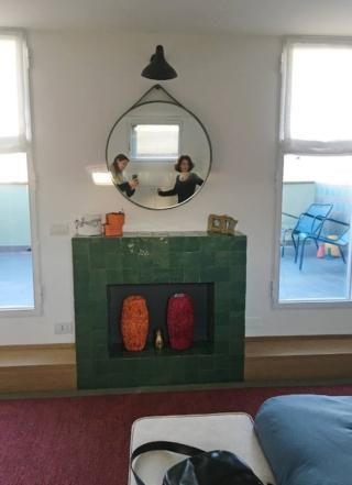 Finto camino della camera rivestito in piastrelle verdi Finto camino della camera rivestito in piastrelle verdi