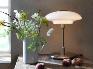 La lampada da tavolo Tällbyn (design Francis Cayouette) di Ikea si contraddistingue per la linea classica, sottolineata anche dall’utilizzo del vetro soffiato a bocca per il diffusore in abbinamento all’acciaio nichelato della base. Un apparecchio dal fascino rétro che diffonde una luce morbida, per creare un’atmosfera calda e accogliente, perfetta per la conversazione o la lettura. Misure H 40 cm, Ø 24 (base)/32 (paralume) cm. Prezzo 30 euro. www.ikea.com