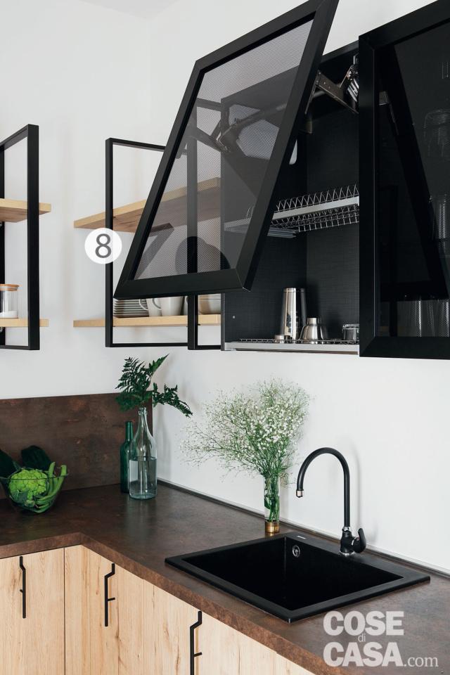 cucina, dettaglio, pensile vetrato con telaio nero, lavello, rubinetto nero, piano di lavoro in materiale tecnico effetto pietra cucina, dettaglio, pensile vetrato con telaio nero, lavello, rubinetto nero, piano di lavoro in materiale tecnico effetto pietra