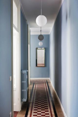 Corridoio con pareti azzurre e pavimento decorato Corridoio con pareti azzurre e pavimento decorato
