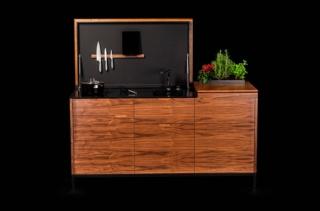 mini cucina della collezione Signature di Maminicuisine che, quando è chiusa, ha l'aspetto di un'elegante madia con le ante realizzate in legno di noce o quercia mini cucina della collezione Signature di Maminicuisine che, quando è chiusa, ha l'aspetto di un'elegante madia con le ante realizzate in legno di noce o quercia