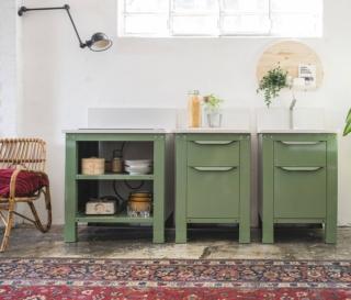 mini cucina verde modulare di Very Simple Kitchen, in acciaio inox, top quarzo mini cucina verde modulare di Very Simple Kitchen, in acciaio inox, top quarzo