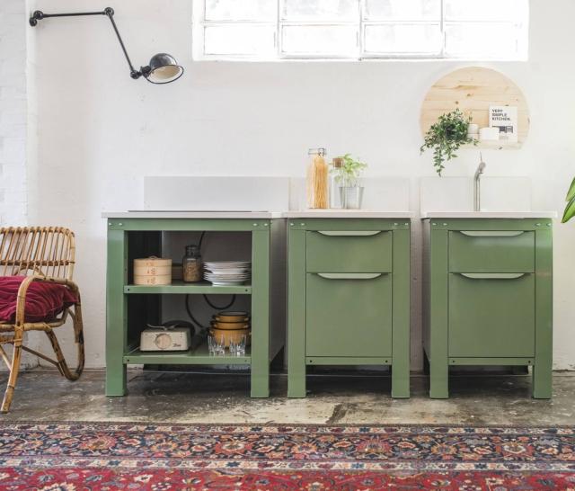 mini cucina verde modulare di Very Simple Kitchen, in acciaio inox, top quarzo mini cucina verde modulare di Very Simple Kitchen, in acciaio inox, top quarzo