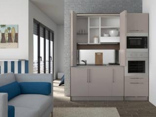mini cucina a scomparsa Wolly di Diotti, bianca fianchi larice grigio, frontali tortora lucido mini cucina a scomparsa Wolly di Diotti, bianca fianchi larice grigio, frontali tortora lucido