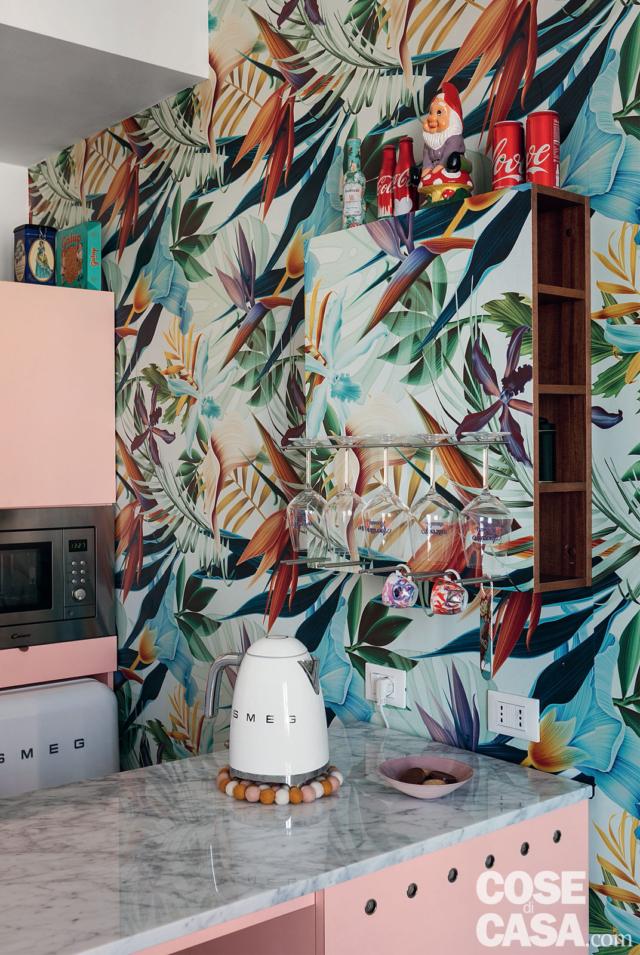 cucina rosa, zona cottura, piano in marmo bianco, carta da parati tropicale, pensile rivestito, bollitore in stile vintage cucina rosa, zona cottura, piano in marmo bianco, carta da parati tropicale, pensile rivestito, bollitore in stile vintage